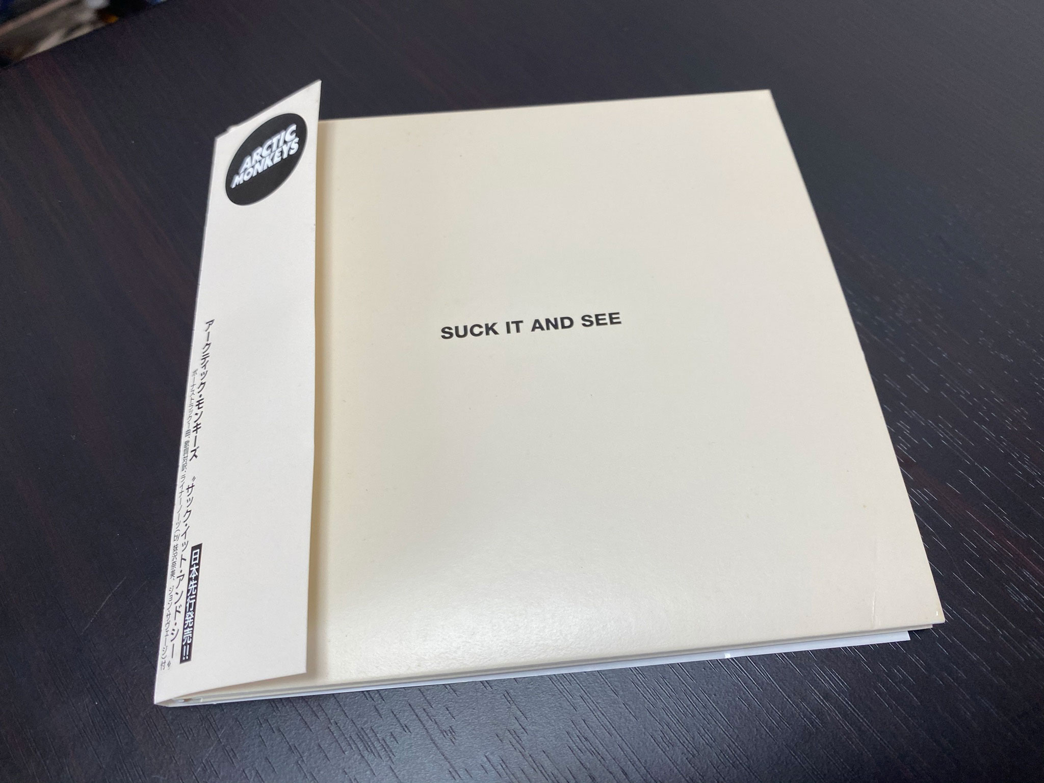 Arctic Monkeys「Suck It and See」のジャケット