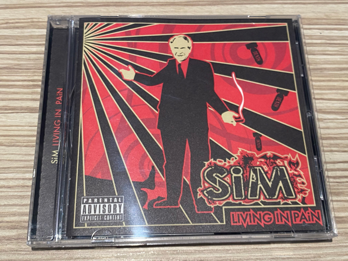 SiM「LIVING IN PAiN」のジャケット