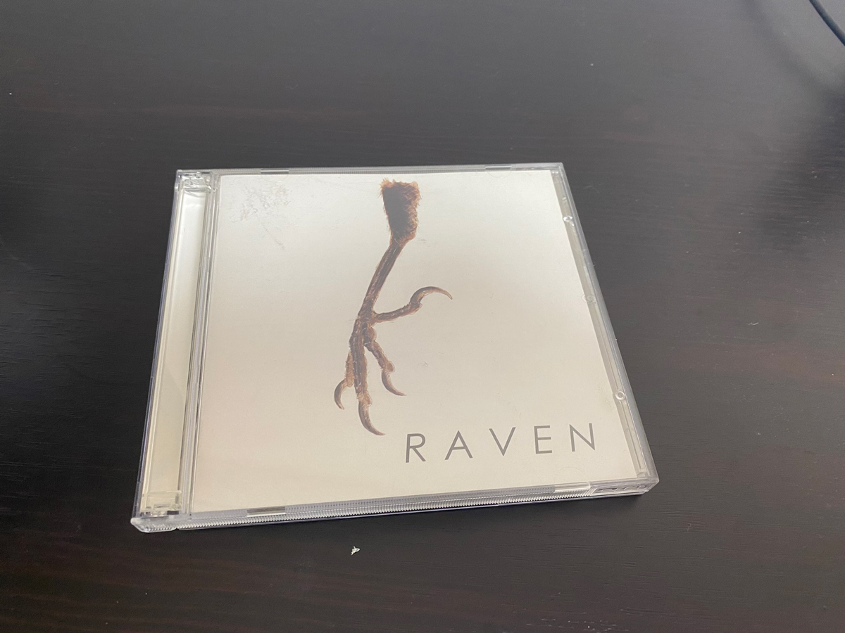 RAVEN「限り無く赤に近い黒」のジャケット